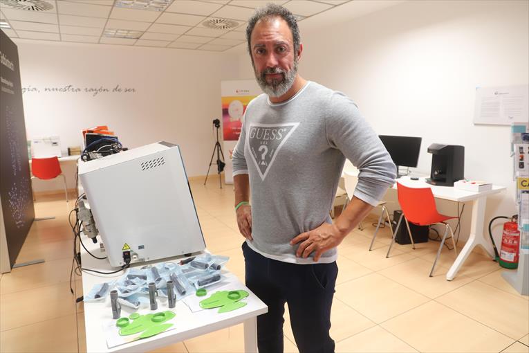 Francisco Conde: "Ayudamos con impresoras 3D que usan resina quirúrgica"